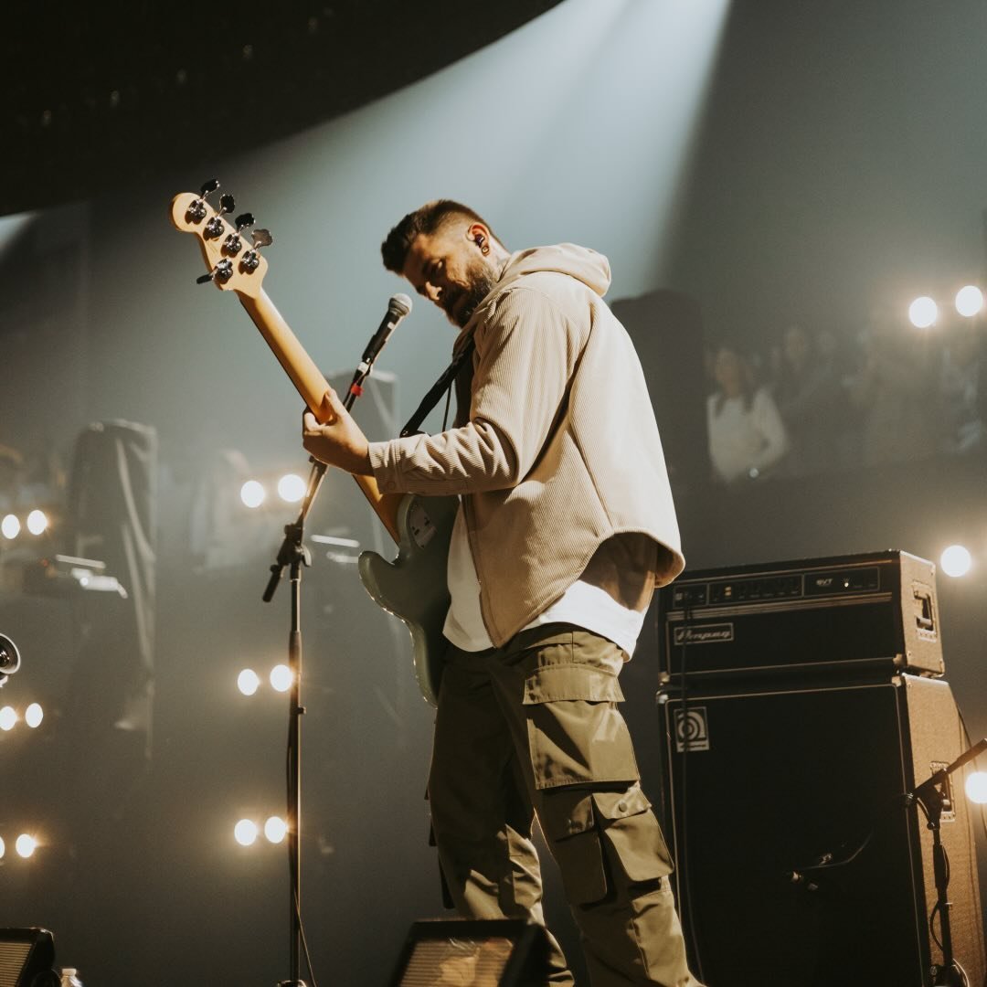 Moisés Henrique tocando contrabaixo no palco