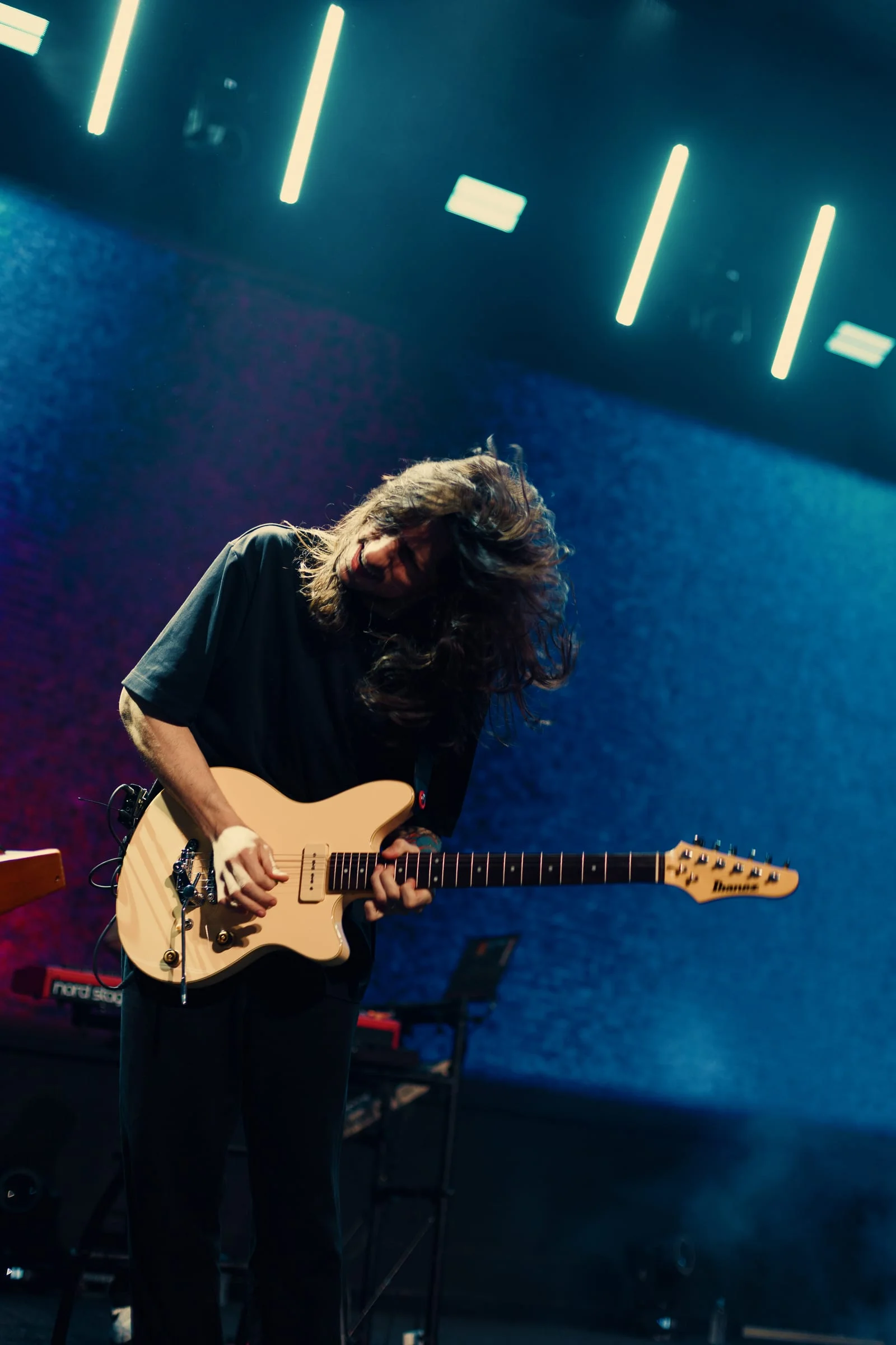 Séfer Dillan tocando guitarra no palco